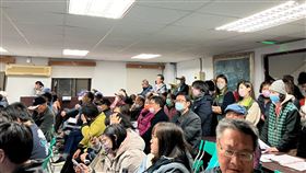 北竿機場擴建案  居民憂衝擊生計馬祖北竿機場擴建案預計關閉機場施工7年，引發居民關注，19日的說明會現場湧入大批人潮，有人憂心機場關閉7年會直接衝擊生計，緊急醫療後送也會受影響。（民眾提供）中央社記者高華謙傳真  113年3月19日