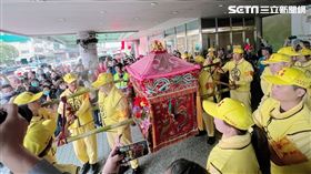 白沙屯媽祖到彰化秀傳醫院停駕。（圖／記者鄭尹翔、林宥村攝影）