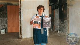 手持火災前、後的安親班對比照，業者張小姐期盼透過司法討回公道