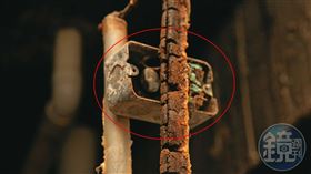 起火點附近的牆壁內有冰箱的電路，張小姐質疑，打掉牆壁證據恐遭湮滅。