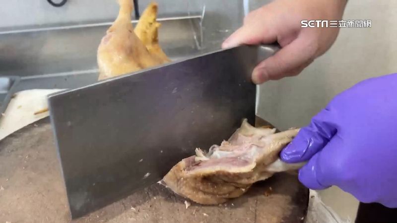 切肉、外場人員難請！鴨肉店紛掛布條徵人