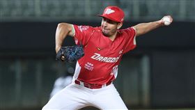 ▲味全龍新洋投銳歐。（圖／翻攝自味全龍臉書）