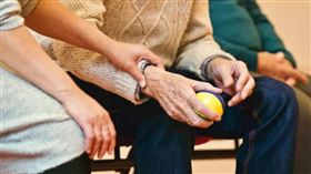 馬來西亞一名中年婦人抱怨，要身兼家庭和爸媽，讓她壓力很大。（示意圖／翻攝自pexels）