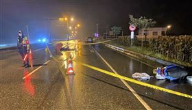 花蓮縣台9線鳳林路段昨晚發生一起死亡車禍，一名徐姓男子騎車行經該路段時，撞上一名路人田姓男子（59歲），田男被撞飛倒臥車道上，再遭簡姓男子開車輾過，田男經送醫急救仍不治身亡。