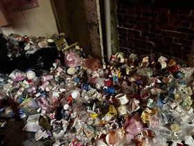 浪費食物還亂丟！他揭新白沙屯信徒1現象（圖／翻攝畫面）