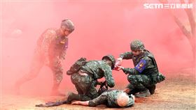 單兵戰鬥教練場戰傷救護。（圖/記者邱榮吉攝影）