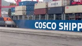 基隆港西20碼頭日前（16日）發生一起船舶碰撞事故，一艘大陸中遠海運貨櫃船「飛雲河輪」靠泊時，不慎碰撞碼頭造成船殼破裂。基隆港務處指出，除了碼頭損壞之外，橋式起重機也有輕微損傷，船公司稱會負起所有的賠償責任，肇事原因仍調查釐清。