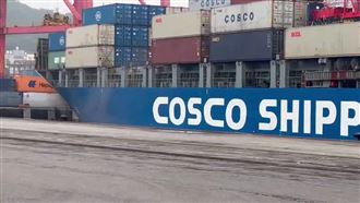 中國貨輪靠泊基隆港出事了　船身破裂超糗