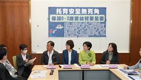 民進黨立委林岱樺、林俊憲、黃秀芳今與中華民國兒童教保聯合總會、中華民國幼教聯合總會、中華孕嬰童教保聯合總會以及社團法人中華國際幼兒文教聯合總會等17個團體共同在立法院召開記者會（圖／林岱樺辦公室提供）