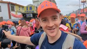 外國人也瘋！YouTuber小貝米漿跟拍白沙屯媽祖
