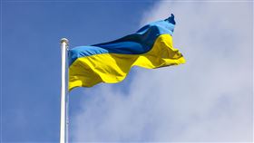 英國再軍援烏克蘭  逾98億買彈藥英國24日宣布投入2億4500萬英鎊，為烏克蘭添購並加速生產火砲彈藥，近日並額外交運200枚「硫磺」反坦克飛彈。俄羅斯全面侵略烏克蘭滿2年，英國首相官邸仍見烏克蘭國旗飛揚。（英國首相府提供）中央社記者陳韻聿倫敦傳真  113年2月24日