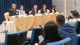 桃園國際機場南跑道今年3月3日進行歲修，未料因受單跑道運作影響，航班陸續出現30分鐘至二小時不同程度的延誤情形，2天內影響超過500航班，引發民怨，桃機公司今天下午將召開記者會公布懲處，董事長楊偉甫、總經理范孝倫自請處分，記過一次。其他還有10人遭議處，包括負責督導工程的副總被記大過1次，航務副總被記過1次。