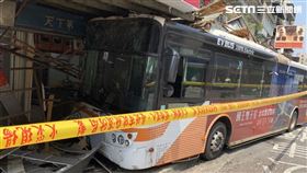 信義區公車撞進三媽臭臭鍋。（圖／翻攝畫面）