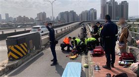 新北市華江橋今天（20日）下午1時許發生一起死亡車禍，一名蔡姓女子（76歲）騎機車從北市往板橋方向前行時，不明原因撞擊分隔島自摔，救護人員獲報到場搶救，蔡女已無生命跡象，經送醫仍傷重不治，詳細事發原因仍待調查釐清。