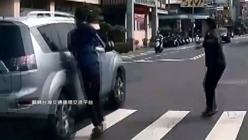 過馬路險被撞、飲料噴飛！民眾諷行人地獄