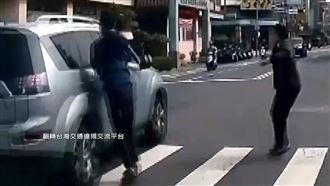過馬路險被撞、飲料噴飛！民眾諷行人地獄