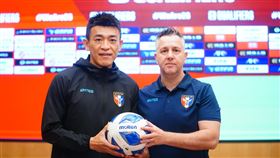 ▲世界盃足球亞洲盃資格賽第2輪，賽前記者會台灣男足隊長陳柏良、總教練Gary White。（圖／中華足協提供）