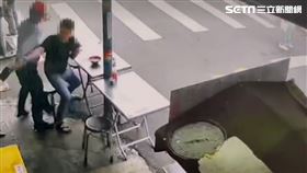 北市謝男不滿黃男出面勸架，竟持菜刀作勢砍人。（圖／翻攝畫面）