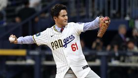 ▲道奇、教士首爾開幕戰，前大聯盟球星朴贊浩開球。（圖／翻攝自MLB推特）