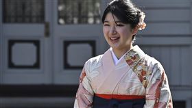 日本愛子公主大學畢業，櫻花色和服出席典禮。（圖／美聯社／達志影像）