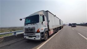 ▲國道三號和美路段20日發生死亡車禍，疑似1輛小客車停靠外側路肩時，遭1輛聯結車擦撞，小客車駕駛疑似被撞擊力道撞飛，送醫後宣告不治。詳細車禍原因還有待釐清。（圖／翻攝畫面）