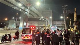 高雄仁武20日晚間發生遊覽車撞涵洞的重大意外。（圖／翻攝畫面）