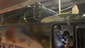 高雄仁武20日晚間發生一起遊覽車撞涵洞的意外。（圖／翻攝畫面）