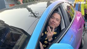 白沙屯媽祖進香有信眾開著2百萬特斯拉，來載香燈腳「累了請上車」。（圖／記者鄭尹翔、王宥村攝影）