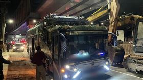 高雄仁武20日晚間發生一起遊覽車撞涵洞的意外。（圖／翻攝畫面）