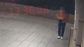 醉男竊取捷運站裝置藝術「小兵」北投警3小時破案。（圖／翻攝畫面）