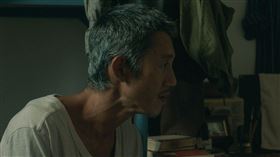 吳慷仁(左)在《但願人長久》從40歲演到60歲，瘦到只有53公斤，讓小女兒的袁澧林都心碎。（圖／甲上娛樂提供）