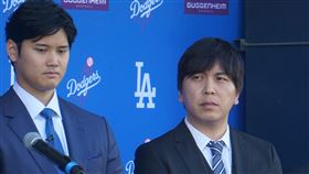 大谷翔平翻譯水原一平「洛杉磯時報」報導，長期擔任球星大谷翔平（左）翻譯的水原一平（右）因為涉嫌盜用數百萬美元，用在非法簽賭，已經遭到球隊解雇。圖為2023年12月15日大谷翔平加盟道奇記者會。中央社記者林宏翰洛杉磯攝 113年3月21日
