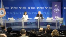 美資深官員支持台灣平等參與APEC美國亞太經濟合作會議資深官員莫瑞（右）20日出席華府智庫威爾遜中心座談會。他指出，亞太經濟合作（APEC）專注經濟議題，盡量不涉入地緣政治，但會繼續支持台灣平等參與APEC。中央社記者石秀娟華盛頓20日攝  113年3月21日