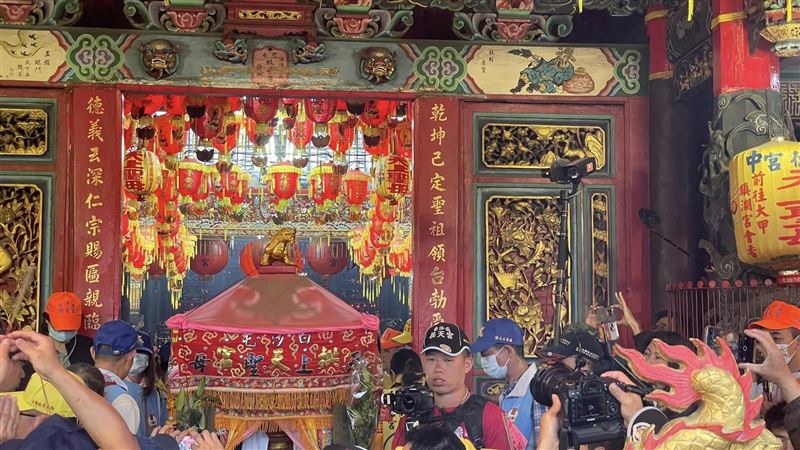白沙屯媽祖急著見「祂」　神轎加速直衝！