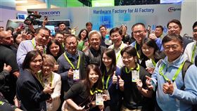 鴻海參展輝達GTC，董事長劉揚偉與輝達執行長黃仁勳一同參觀鴻海展區。（圖／鴻海提供）