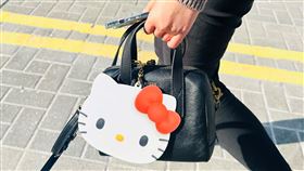 「HELLO KITTY 50th巨大造型悠遊卡」掛在包包上超搶眼。（圖／悠遊卡公司提供）