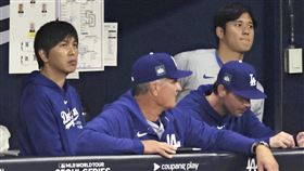 大谷翔平翻譯水原一平(左)在涉嫌盜用大谷6.8億日圓新聞爆出前，在開幕戰就球迷注意到模樣消瘦了不少。（圖／美聯社／達志影像）