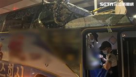 高雄仁武20日晚間發生一起遊覽車撞涵洞的意外。（圖／翻攝畫面）
