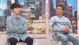 王中平（右）與兒子韓靖分享私下親子互動。（圖／八大提供）