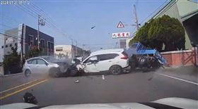 彰化埔心鄉員鹿路五段，5車連環追撞，駕駛夾困，2男2女送醫(圖／翻攝畫面)