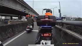 台北一名騎士打動手打無辜小鳥。（圖／翻攝自記者爆料網）