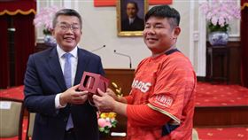 ▲味全龍捕手劉時豪獲得蔡英文總統請蔡其昌會長轉贈的生日禮物。（圖／味全龍提供）