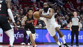 ▲哈登（James Harden）傳球給可愛雷納德（Kawhi Leonard）後跑去守他。（圖／美聯社／達志影像）