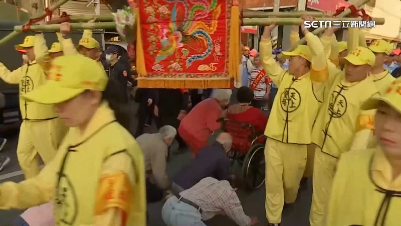 視障者跟隨白沙屯媽祖！走第4年祈求平安