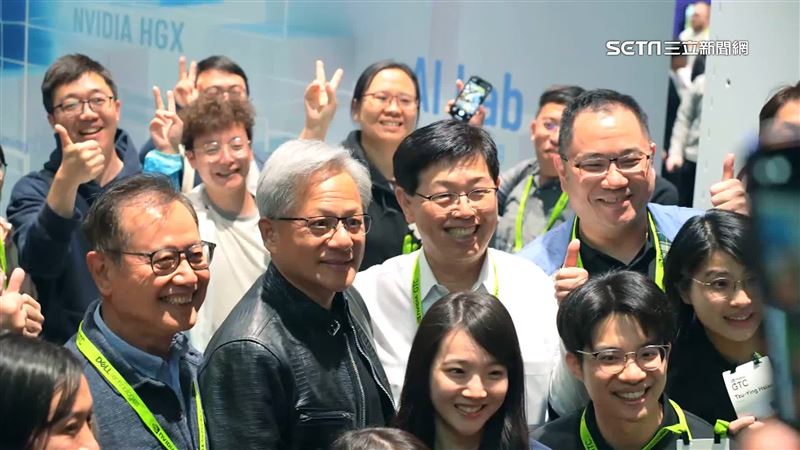 獨／黃仁勳、劉揚偉相見歡　逛展曝好交情