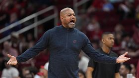 ▲騎士總教練畢克斯塔夫（J.B. Bickerstaff）上賽季曾被賭客威脅，已向NBA通報。（圖／美聯社／達志影像）