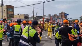 粉紅超跑搖起來！白沙屯媽祖聞鼓聲急轉彎　打鼓小朋友嗨翻（村上國小）▲（圖／翻攝自YouTube-白沙屯媽祖網路電視台頻道）

