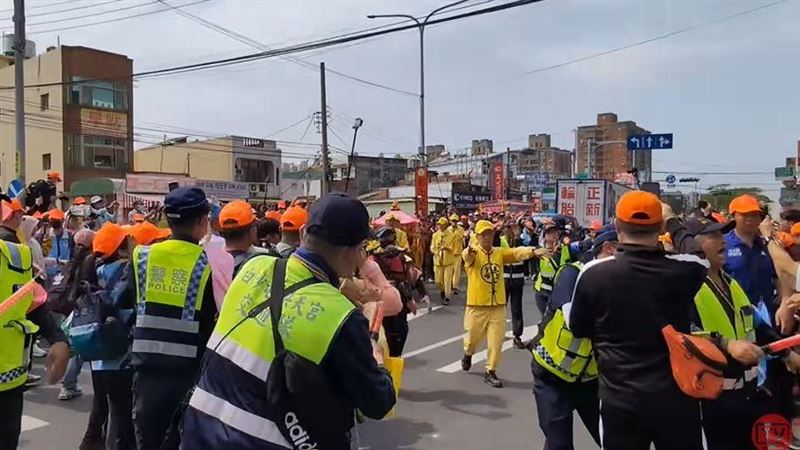 國小生打鼓迎接！白沙屯媽祖跨分隔島直衝