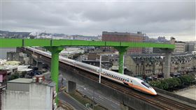 桃園捷運綠線跨高鐵捷運橋梁鋼構吊裝作業完成桃園捷運綠線GC01標高架段工程持續進行，目前已進入上部結構施工高峰期，17日凌晨在蘆竹區南青路及南崁路二段交叉路口，完成國內首座跨越高鐵捷運三跨連續曲線橋梁單元鋼構吊裝作業。（桃園市捷運工程局提供）中央社記者葉臻傳真  112年1月17日