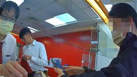 陳婦到銀行開通外匯帳戶準備存入美金5000元。（圖／桃園電子報提供）